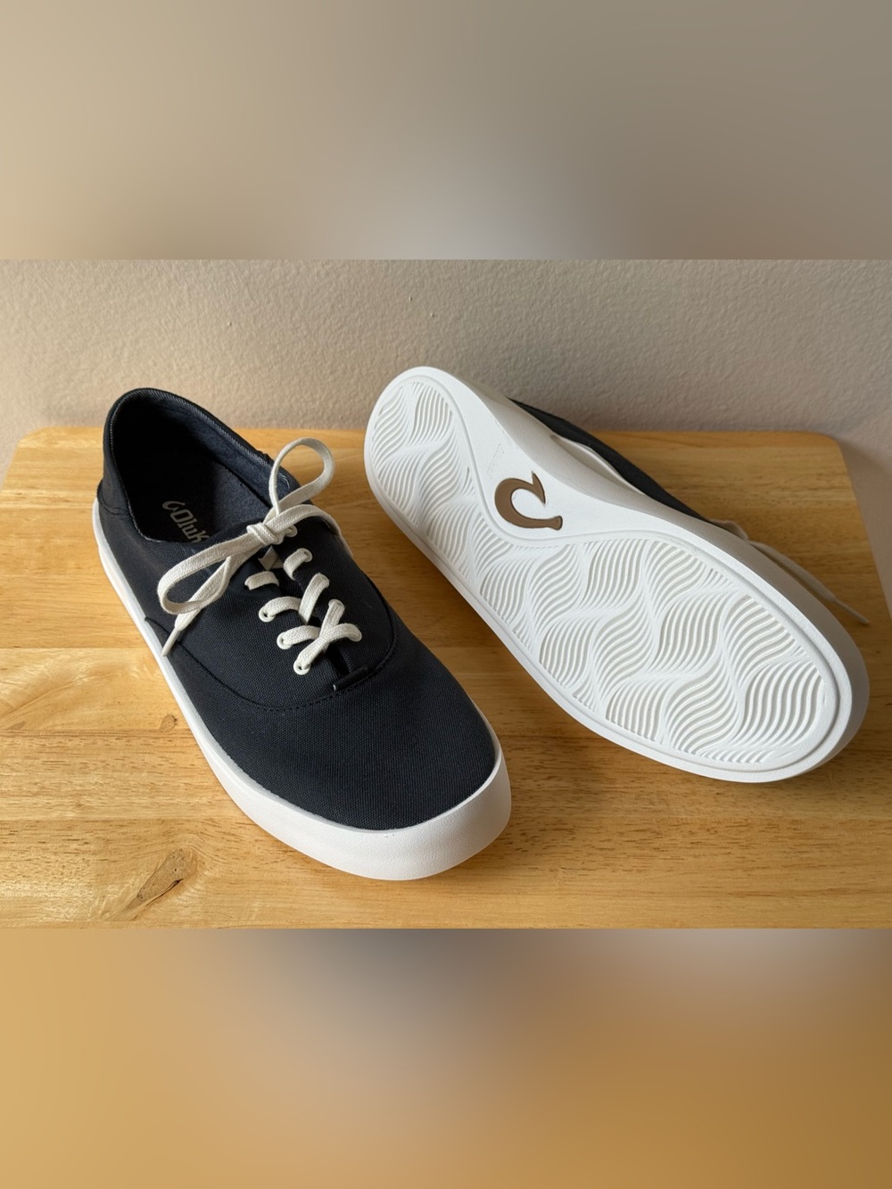 OluKai Tradewind 10533-LRLR Men’s 10.5 Black Canvas Sneakers